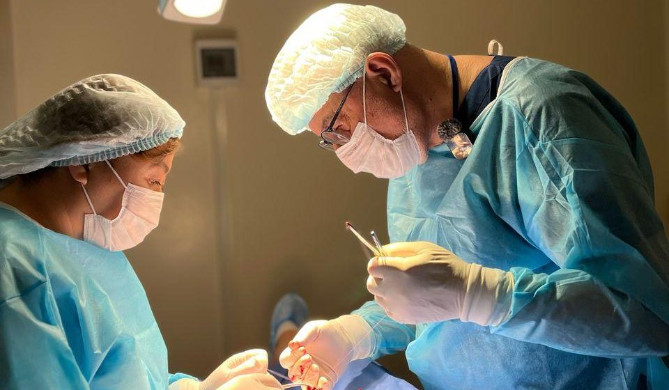 吉爾吉斯代孕醫院首席院長與醫療團隊